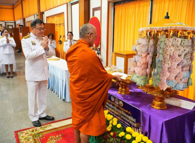 พิธีวางพานพุ่มดอกไม้สดถวายราชสักการะ ... พารามิเตอร์รูปภาพ 1