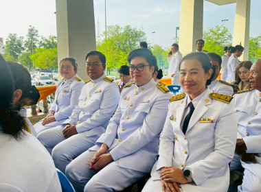 เข้าร่วมพิธีวางพานพุ่มดอกไม้สดถวายราชสักการะ ... พารามิเตอร์รูปภาพ 11