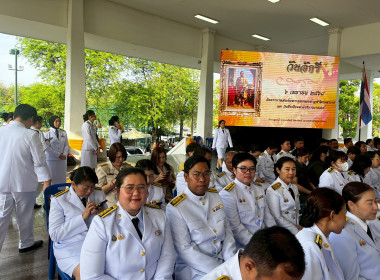 เข้าร่วมพิธีวางพานพุ่มดอกไม้สดถวายราชสักการะ ... พารามิเตอร์รูปภาพ 12