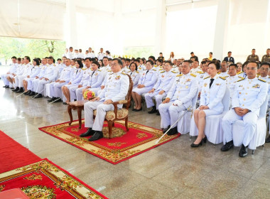 เข้าร่วมพิธีวางพานพุ่มดอกไม้สดถวายราชสักการะ ... พารามิเตอร์รูปภาพ 4