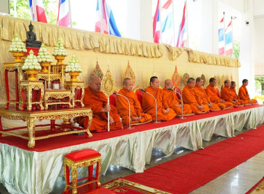 เข้าร่วมพิธีวางพานพุ่มดอกไม้สดถวายราชสักการะ ... พารามิเตอร์รูปภาพ 10