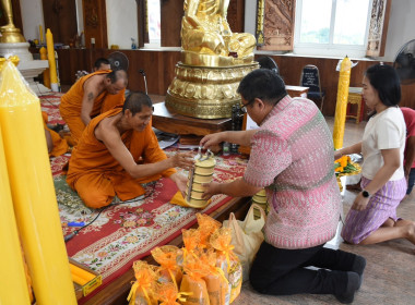 ถวายเทียนพรรษาและผ้าอาบน้ำฝน เนื่องในเทศกาลวันเข้าพรรษา ... พารามิเตอร์รูปภาพ 12