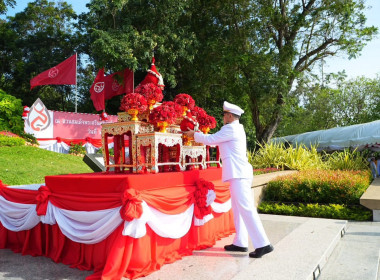เข้าร่วมพิธีวางพานดอกไม้สด งานวันน้อมรำลึก ... พารามิเตอร์รูปภาพ 5