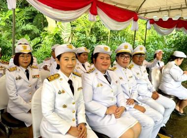 เข้าร่วมพิธีวางพานดอกไม้สด งานวันน้อมรำลึก ... พารามิเตอร์รูปภาพ 1