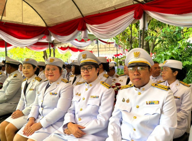 เข้าร่วมพิธีวางพานดอกไม้สด งานวันน้อมรำลึก ... พารามิเตอร์รูปภาพ 2