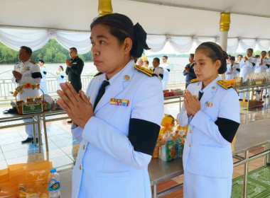 เข้าร่วมพิธีเจริญพระพุทธมนต์และทำบุญตักบาตรถวายพระราชกุศล ... พารามิเตอร์รูปภาพ 6