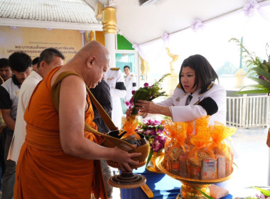เข้าร่วมพิธีเจริญพระพุทธมนต์และทำบุญตักบาตร ... พารามิเตอร์รูปภาพ 8