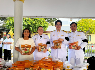 เข้าร่วมพิธีเจริญพระพุทธมนต์และทำบุญตักบาตร ... พารามิเตอร์รูปภาพ 12