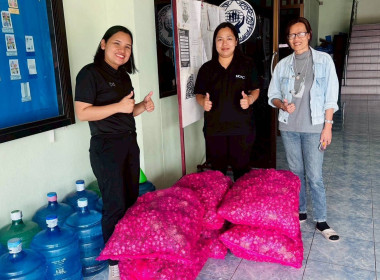 กิจกรรมการบริหารจัดการผลผลิตหัวหอมแดงของจังหวัดศรีสะเกษออกนอกแหล่งผลิต เพื่อแก้ไขปัญหาราคาผลผลิตตกต่ำและล้นตลาด โดยได้ประสานขอความร่วมมือเชื่อมโยงเครือข่ายกับสหกรณ์/กลุ่มเกษตรกร หน่วยงานราชการ ประชาชนในพื้นที่จังหวัดฉะเชิงเทรา กระจายผลผลิตหัวหอมแดง ... พารามิเตอร์รูปภาพ 2