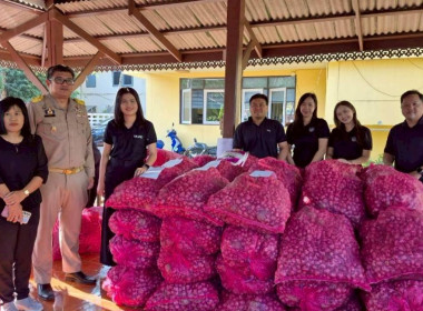 กิจกรรมการบริหารจัดการผลผลิตหัวหอมแดงของจังหวัดศรีสะเกษออกนอกแหล่งผลิต เพื่อแก้ไขปัญหาราคาผลผลิตตกต่ำและล้นตลาด โดยได้ประสานขอความร่วมมือเชื่อมโยงเครือข่ายกับสหกรณ์/กลุ่มเกษตรกร หน่วยงานราชการ ประชาชนในพื้นที่จังหวัดฉะเชิงเทรา กระจายผลผลิตหัวหอมแดง ... พารามิเตอร์รูปภาพ 8