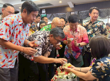 พิธีรดน้ำขอพรผู้ว่าราชการจังหวัดเนื่องในวันสงกรานต์ประจำปี ... พารามิเตอร์รูปภาพ 1