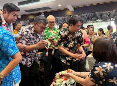 พิธีรดน้ำขอพรผู้ว่าราชการจังหวัดเนื่องในวันสงกรานต์ประจำปี ... พารามิเตอร์รูปภาพ 6