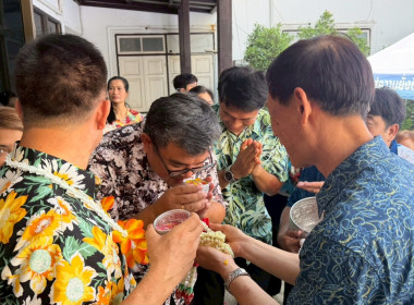 พิธีรดน้ำขอพรผู้ว่าราชการจังหวัดเนื่องในวันสงกรานต์ประจำปี ... พารามิเตอร์รูปภาพ 7