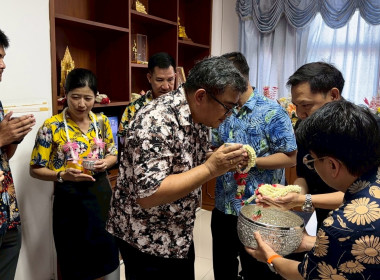 พิธีรดน้ำขอพรผู้ว่าราชการจังหวัดเนื่องในวันสงกรานต์ประจำปี ... พารามิเตอร์รูปภาพ 10