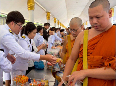 พิธีเจริญพระพุทธมนต์และทำบุญตักบาตรถวายพระราชกุศล ... พารามิเตอร์รูปภาพ 9