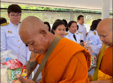 พิธีเจริญพระพุทธมนต์และทำบุญตักบาตรถวายพระราชกุศล ... พารามิเตอร์รูปภาพ 10