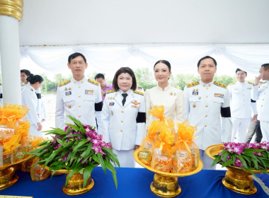 พิธีเจริญพระพุทธมนต์และทำบุญตักบาตรถวายพระราชกุศล ... พารามิเตอร์รูปภาพ 12
