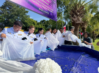 พิธีเจริญพระพุทธมนต์ ทำบุญตักบาตรถวายพระราชกุศล ... พารามิเตอร์รูปภาพ 7