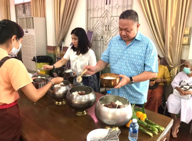 เข้าร่วมพิธีทำบุญตักบาตร ... พารามิเตอร์รูปภาพ 9
