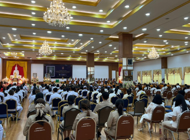 เข้าร่วมพิธีบำเพ็ญกุศลถวายพระราชกุศลแด่พระบาทสมเด็จพระจอมเกล้าเจ้าอยู่หัว พระสยามเทวมหามกุฎวิทยมหาราช เนื่องในอภิลักขิตสมัย 200 ปี นับแต่ทรงพระผนวช ในพระบรมราชานูปถัมป์ ณ อาคารประชาธรรมนาถ วัดสมานรัตนาราม อำเภอเมืองฉะเชิงเทรา จังหวัดฉะเชิงเทรา ... พารามิเตอร์รูปภาพ 1