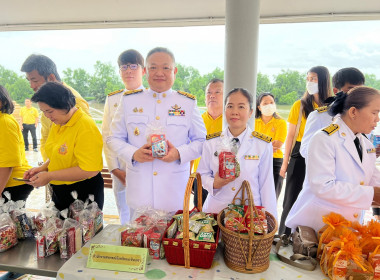 เข้าร่วมพิธีเจริญพระพุทธมนต์ พิธีทำบุญตักบาตรถวายพระราชกุศล ... พารามิเตอร์รูปภาพ 10