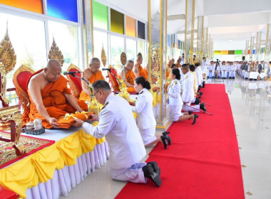 เข้าร่วมพิธีเจริญพระพุทธมนต์ พิธีทำบุญตักบาตรถวายพระราชกุศล ... พารามิเตอร์รูปภาพ 12