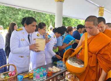 เข้าร่วมพิธีเจริญพระพุทธมนต์และทำบุญตักบาตรถวายพระราชกุศล ... พารามิเตอร์รูปภาพ 3