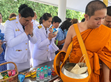 เข้าร่วมพิธีเจริญพระพุทธมนต์และทำบุญตักบาตรถวายพระราชกุศล ... พารามิเตอร์รูปภาพ 4